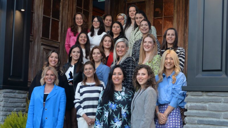 Egeberk ailesi iftarda buluştu Özel Egeberk Anaokulu öğretmenleri, geleneksel iftar davetinde bir araya geldi.