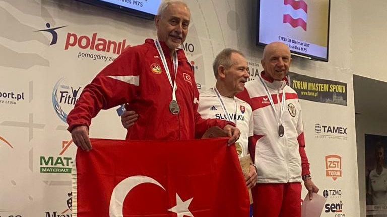 Bursa’nın gurur duyduğu 77’lik delikanlı! 51 yıldır dünya pistlerinde… Bursa’nın gurur duyduğu 77’lik delikanlı! 51 yıldır dünya pistlerinde…