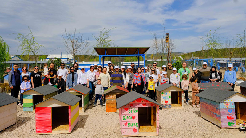 Nestlé gönüllüleri, depremden etkilenen patililerin yaralarını sarıyor Nestlé gönüllüleri, depremden etkilenen patililerin yaralarını sarıyor