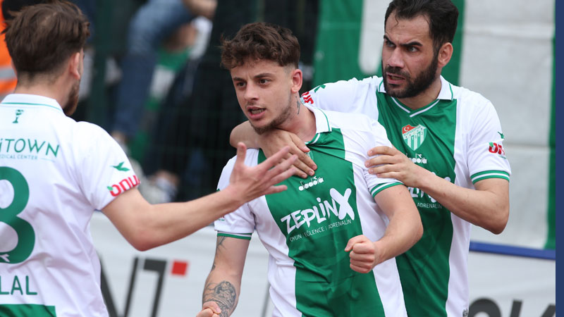 Bursasporlu futbolcudan parmak ısırtan performans