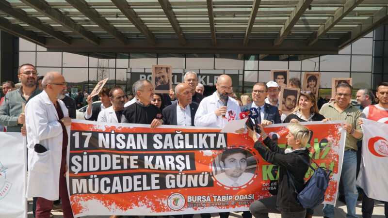 Bursa’da sağlık emekçileri dert küpü! Şiddet nedeniyle kaybeden sağlık emekçilerini anan Bursa Sağlık Platformu üyeleri,