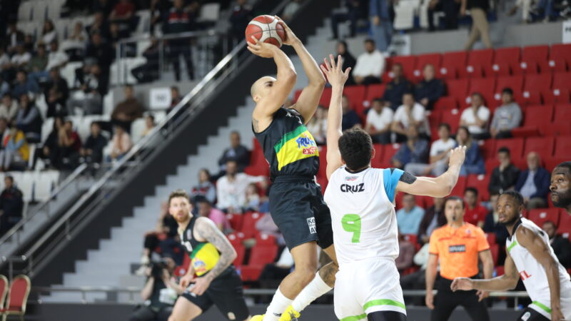 Bursaspor’un potadaki konuğu Karşıyaka! Zorlu maç saat kaçta hangi kanalda? Frutti Extra Bursaspor, Nilüfer Tofaş Spor Salonu'nda saat 18.00'de oynanacak