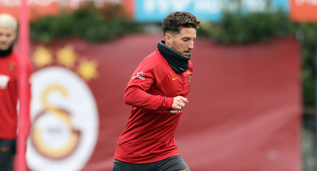 Galatasaray'da 25. resmi maçına çıkan Mertens, gelecek sezon da sarı