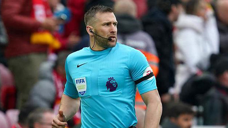 İngiltere’de yardımcı hakeme soruşturma İngiltere Premier Lig'de, dün lider Arsenal ile Liverpool'un 2-2 berabere
