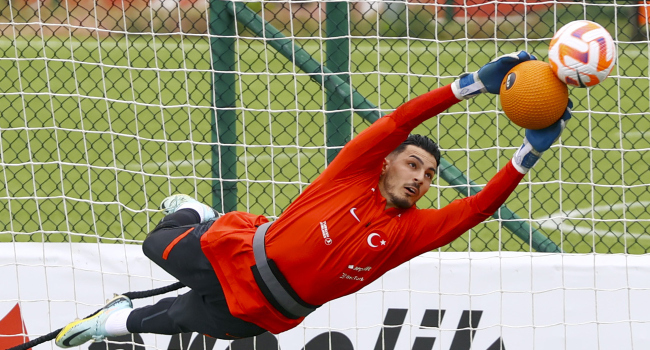 Uğurcan Çakır’dan milli takım tepkisi Trabzonspor'un kalecisi Uğurcan Çakır, A Milli Futbol Takımı'nda forma giyememesine