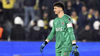 Fenerbahçe Kulübü, kaleci Altay Bayındır'ın bel fıtığı rahatsızlığı nedeniyle ameliyat