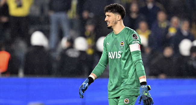 Altay Bayındır ameliyat edilecek Fenerbahçe Kulübü, kaleci Altay Bayındır'ın bel fıtığı rahatsızlığı nedeniyle ameliyat