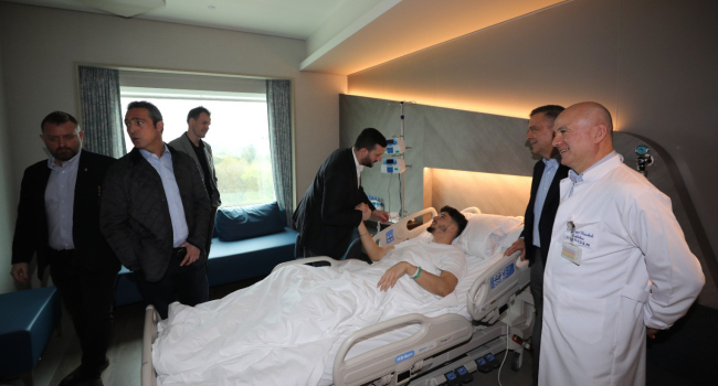 Fenerbahçe Başkanı Ali Koç ve yöneticiler, bel fıtığı ameliyatı edilen