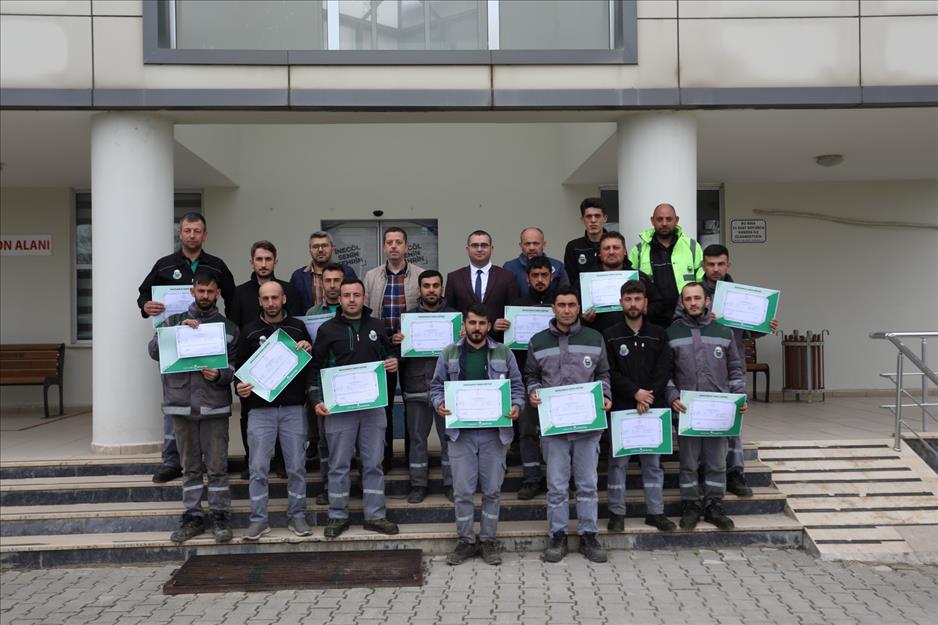 İnegöl Belediyesi Park Bahçeler personeli bahçıvanlık sertifikalarını aldı