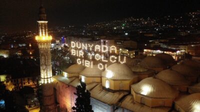 624 yıllık Ulu Cami’ye asılan Ramazan mahyası değiştirildi