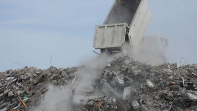 Türkiye’nin kuş cenneti Samandağ’a molozlar dökülüyor