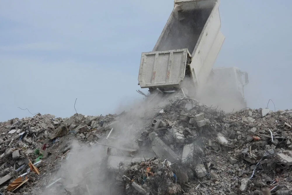 Türkiye’nin kuş cenneti Samandağ’a molozlar dökülüyor