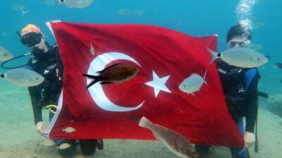 Denizin dibinde Türk Bayrağı açtılar