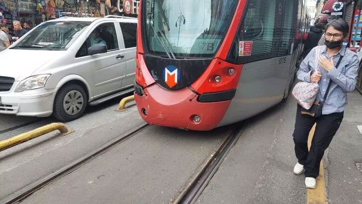 Tramvay Sirkeci’de raydan çıktı! Seferler durduruldu Tramvay Sirkeci’de raydan çıktı! Seferler durduruldu
