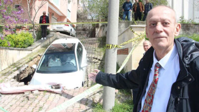 Yol çöktü, otomobiliyle 1 metrelik çukura düştü