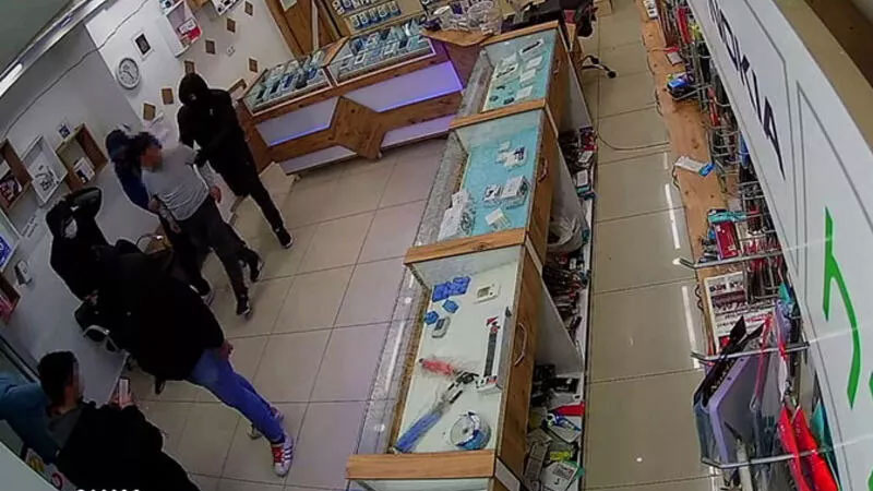 Filmleri aratmayan olay: Yanlış kişiyi kaçırdılar, getirip geri bıraktılar Filmleri aratmayan olay: Yanlış kişiyi kaçırdılar, getirip geri bıraktılar