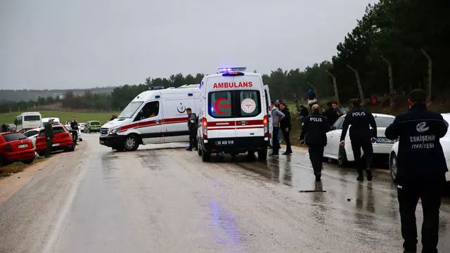 Eskişehir’de zincirleme trafik kazası: 12’si asker 14 yaralı
