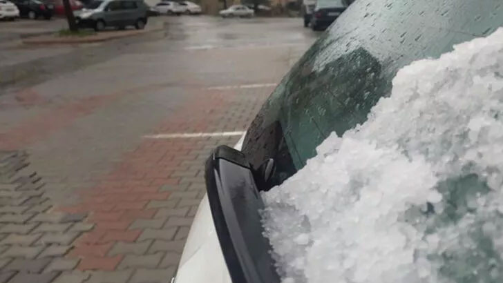 Nisan ayında dolu sürprizi! Vatandaşlar evlerinden çıkamadı