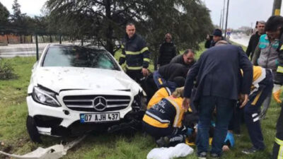 Otomobil ağaca çarptı: 1 ölü, 3 yaralı