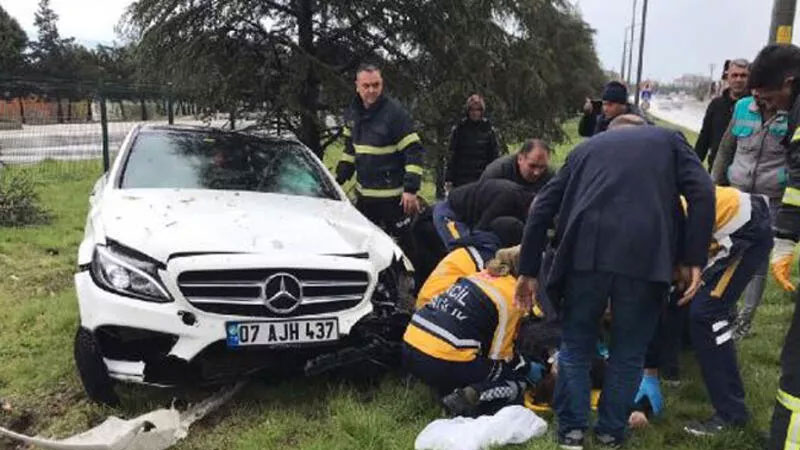 Otomobil ağaca çarptı: 1 ölü, 3 yaralı Otomobil ağaca çarptı: 1 ölü, 3 yaralı