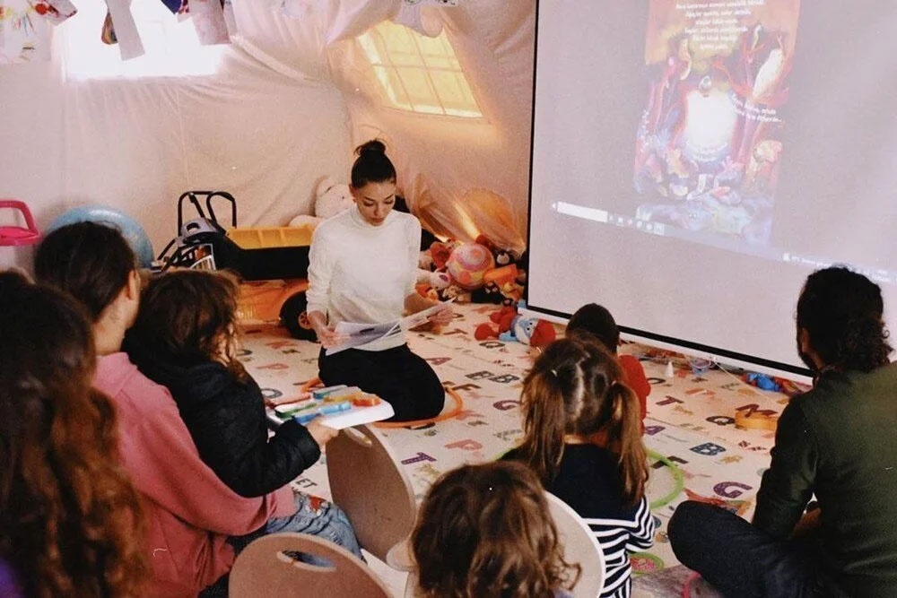 Dilan Çiçek Deniz depremzede çocuklarla buluştu
