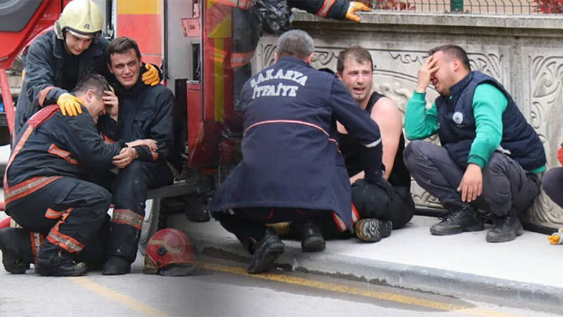 Alevlerin arasında kalan itfaiye eri hayatını kaybetti