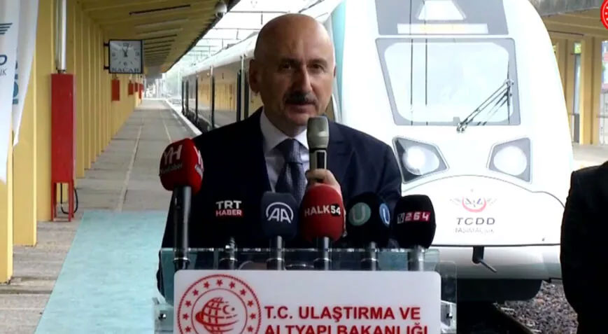 Milli elektrikli tren, TCDD’ye teslim edilip Sakarya Garı’na hareket etti