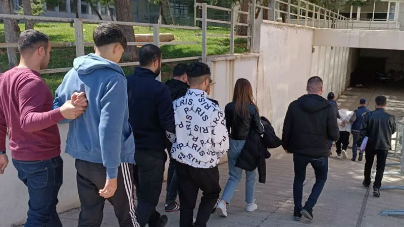 Okul bahçesindeki cinayet! 1’i kız 4 kişi, gözaltına alındı