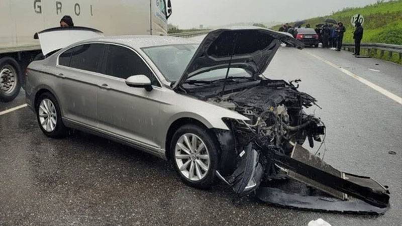 AK Parti Milletvekili Mustafa Canbey trafik kazası geçirdi