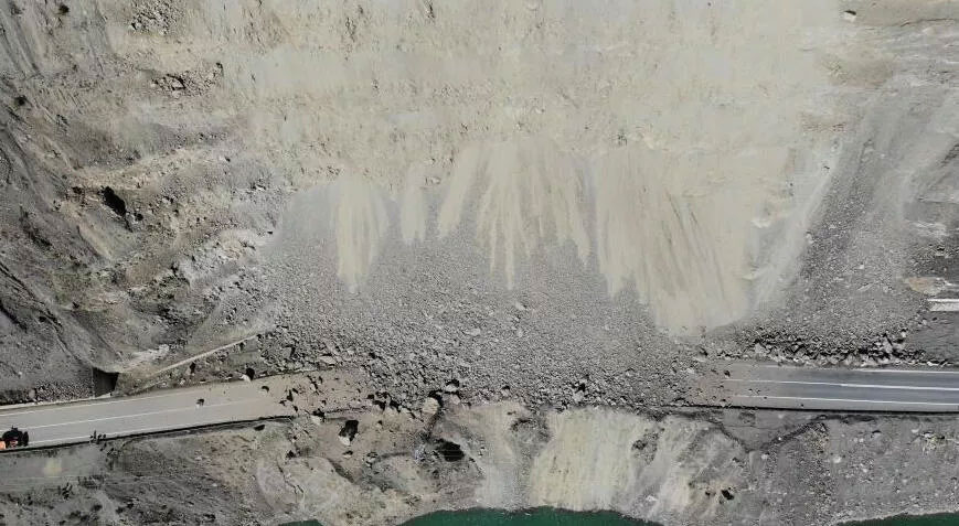 Artvin-Erzurum karayolunda heyelan!