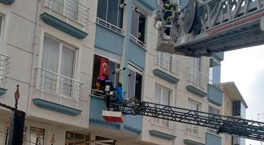 Yangında mahsur kalan 15 kişi, itfaiye merdiveniyle kurtarıldı Yangında mahsur kalan 15 kişi, itfaiye merdiveniyle kurtarıldı