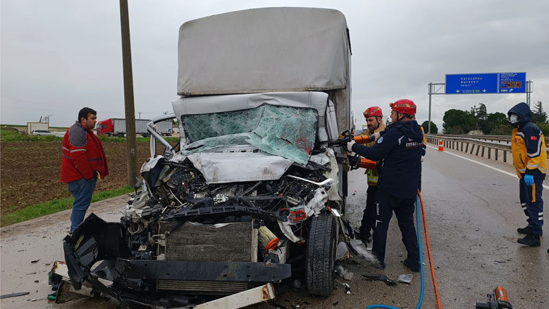 Bursa’da kamyonet TIR’a çarptı Bursa'nın Karacabey ilçesinde, kamyonetin TIR'a çarpması sonucu 1 kişi yaralandı.