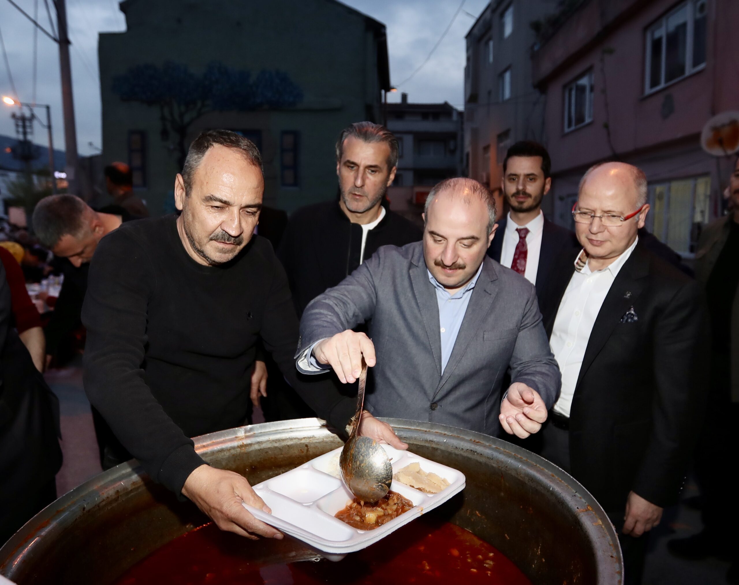 Bakan Mustafa Varank Bursa’da mahalle iftarına katıldı