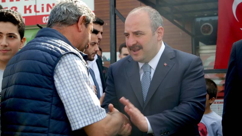 Bakanı Varank, Bursa’da misafir edilen depremzedelerle bayramlaştı