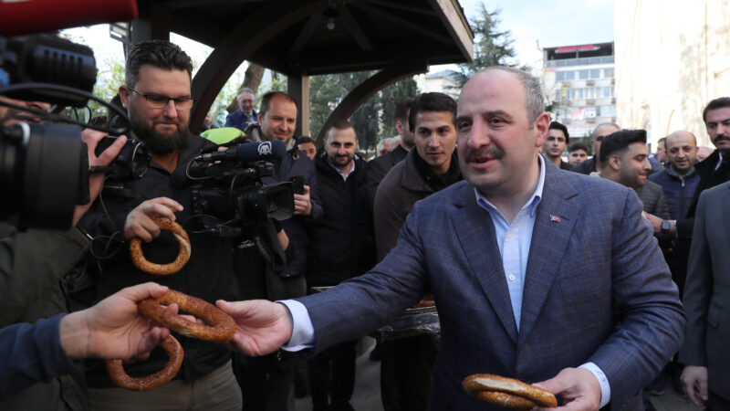 Sanayi ve Teknoloji Bakanı Mustafa Varank, "Bayramlar birliğin, beraberliğin, dayanışmanın
