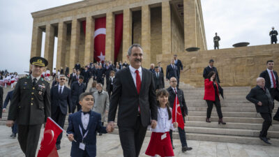 Milli Eğitim Bakanı Özer öğretmen ve öğrencilerle Anıtkabir’de