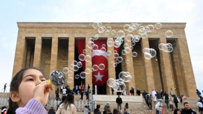 23 Nisan’da Ata’ya koştular… Çocukları yağmur bile durduramadı…