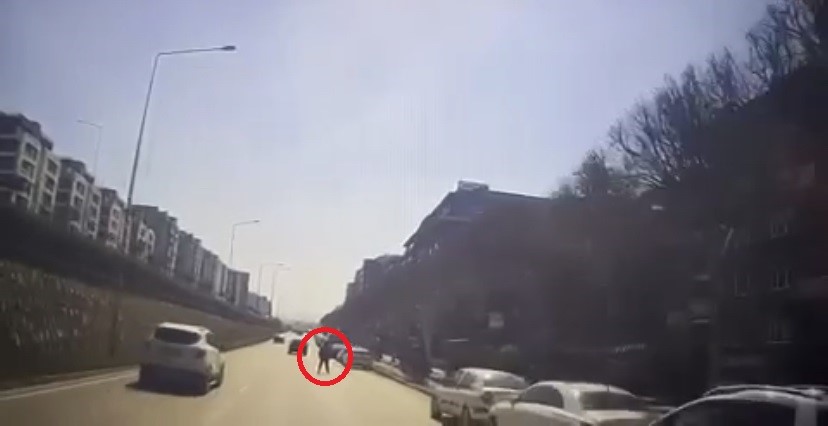 Görüntüler Bursa’dan… Otobüse binmek için yola atladı