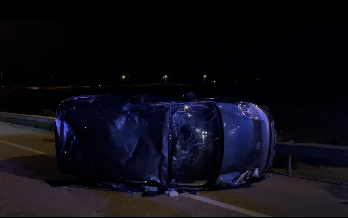 Bursa’da kontrolden çıkan hafif ticari araç takla attı : 3 yaralı