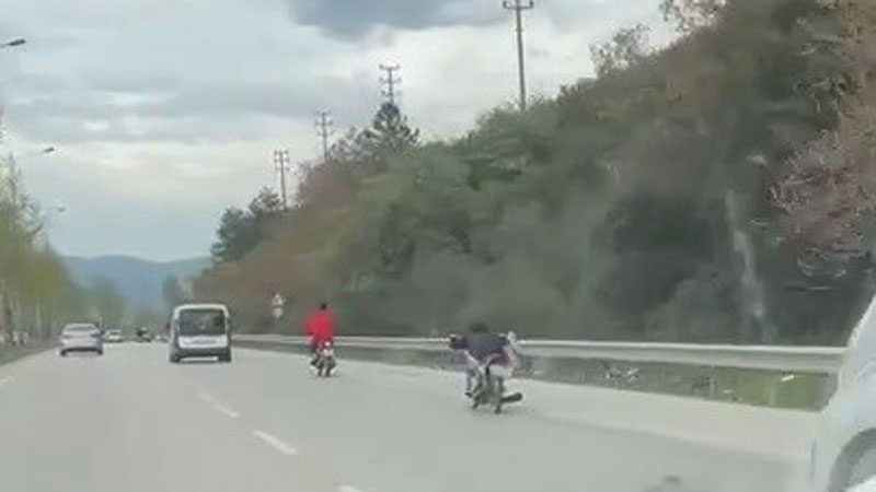 Bursa’da kendi canını hiçe sayarak motosikletin üzerine uzanarak seyretti.