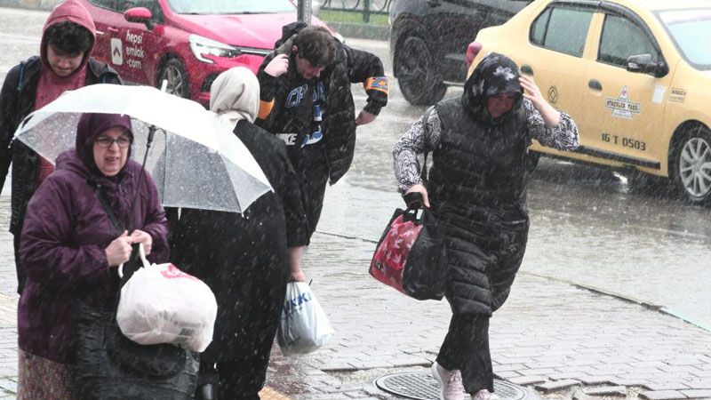 Bursa’da sağanak yağış! Hazırlıksız yakalandılar
