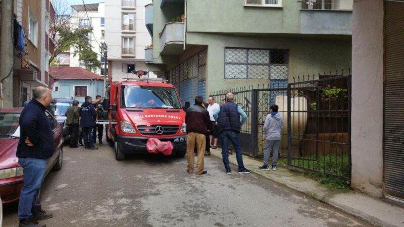 Bursa’da korkunç olay! Oyun oynarken… Bursa’nın Orhangazi ilçesinde bir evin bahçe kapısının üzerinden atlamaya çalışan