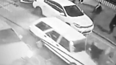 Bursa’da yolun karşısına geçen aileye otomobil çarptı