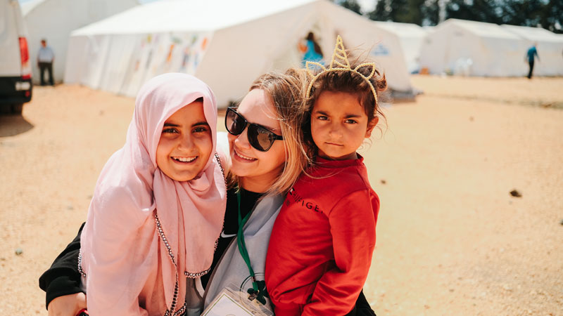 Depremzede çocukları bayramlıklarla sevindirdiler