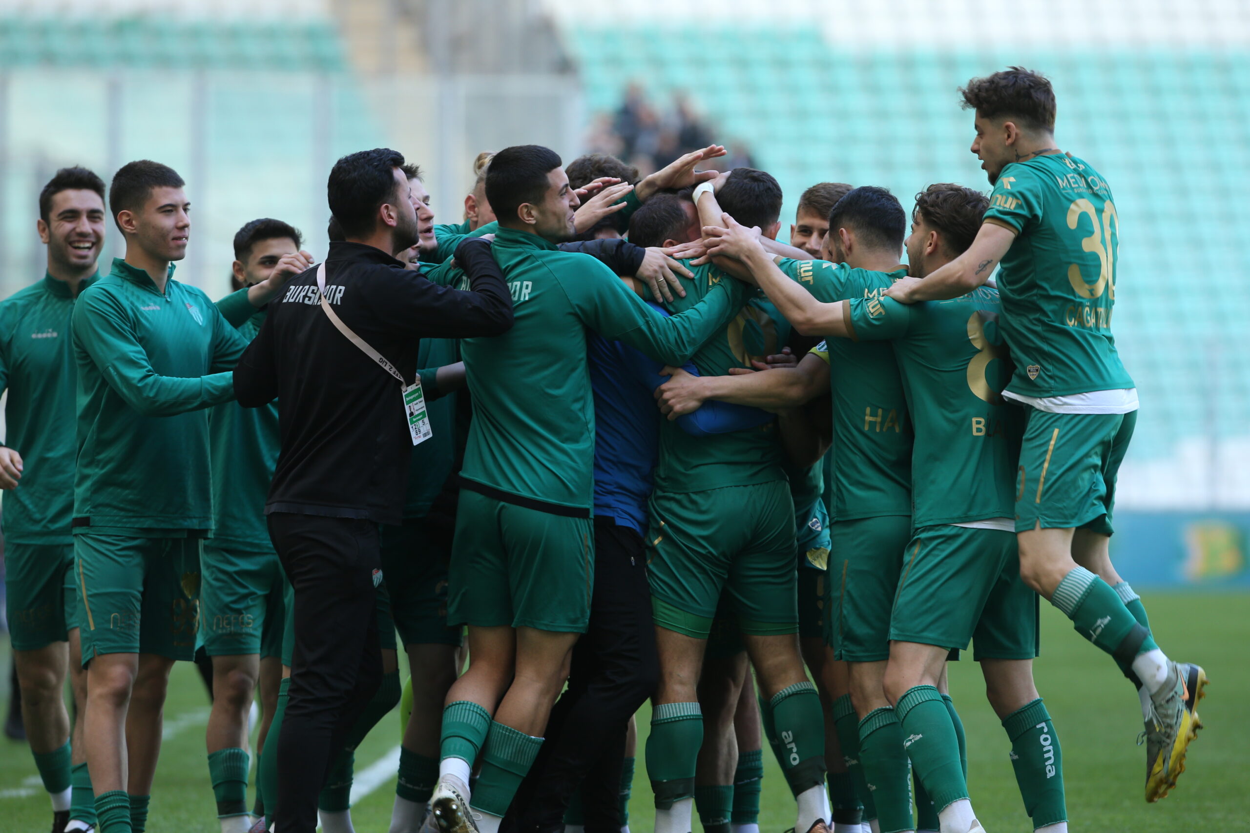 Timsah zorlanmadan kazandı! Timsah zorlanmadan kazandı!