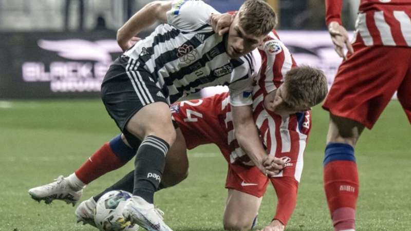 120. yaşlarını kutlayan iki dev depremzedeler için sahaya çıktı. Beşiktaş,