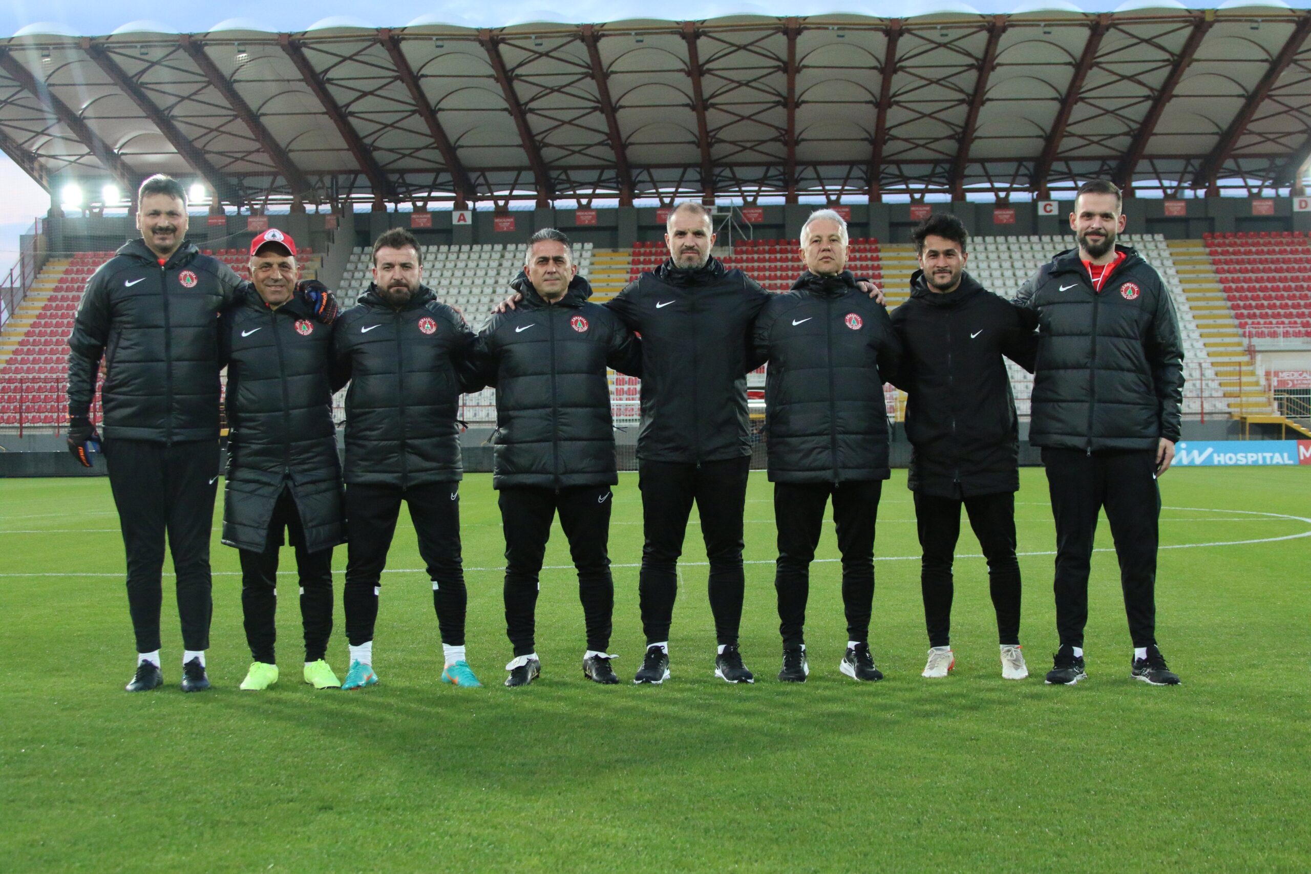 Süper Lig ekibiyle anlaşan Mustafa Er kolları sıvadı! Teknik ekibinde tanıdık isimler... 3 FuQ2zg7X0AM31HA scaled