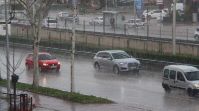 Bursa’da sağanak yağış hayatı olumsuz etkiledi