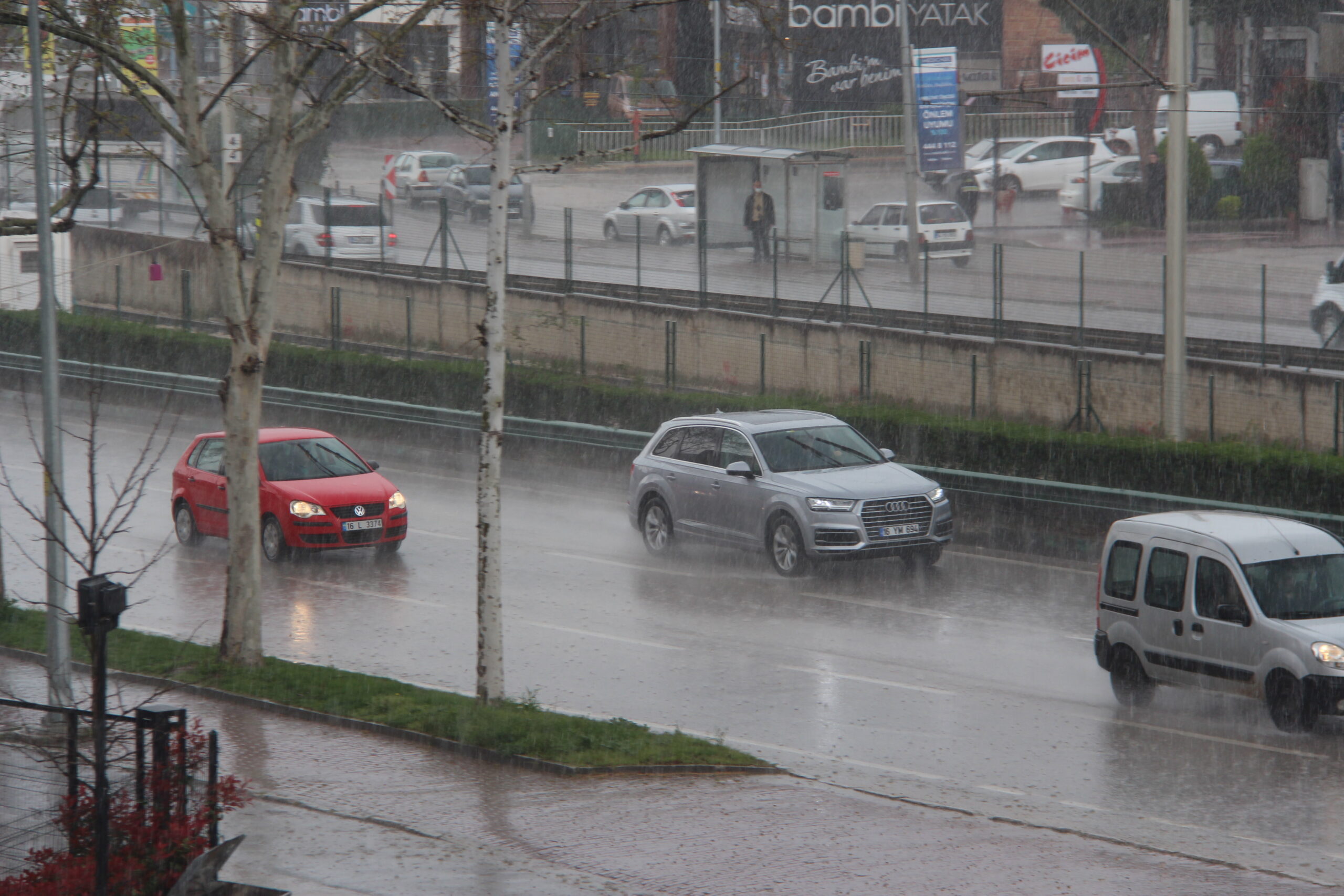 Bursa’da sağanak yağış hayatı olumsuz etkiledi