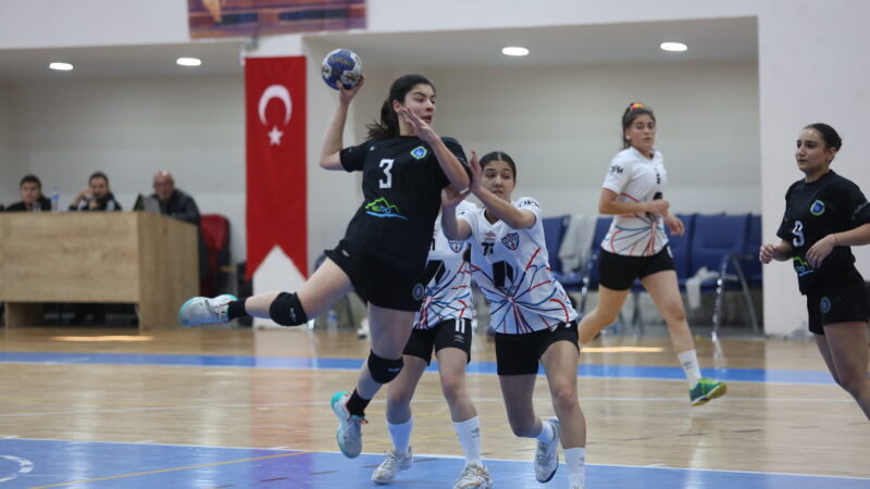Büyükşehir zorlanmadan kazandı Bursa Büyükşehir Belediyespor Konyaaltı Belediyesi'ni 50-20 mağlup etti.